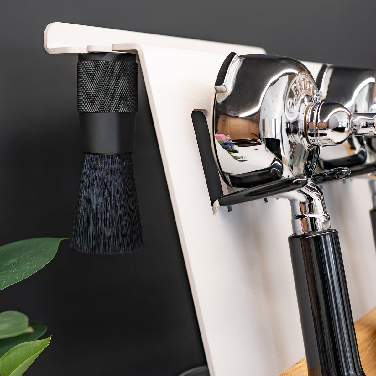 FLATE® Magnetic Barista Brush: magnetisk baristapensel för rengöring av portafilter